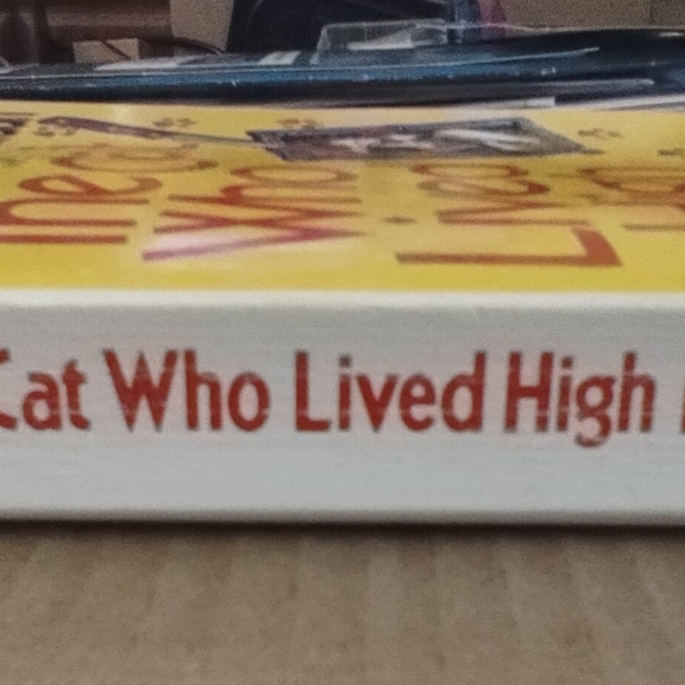 The Cat Who Lived High by Lillian Jackson Braun.  Pre owned Very little wear